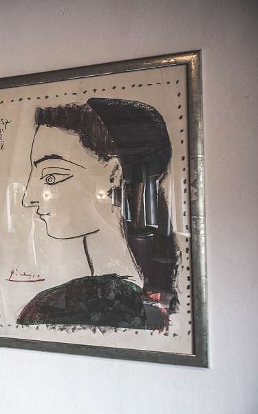 Ein Gemälde einer Frau in schwarz und weiß hängt im Flur 