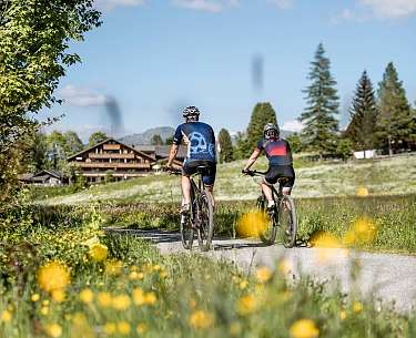 Zwei Radfahrer fahren durch die blühende Natur nahe des Radhotels 