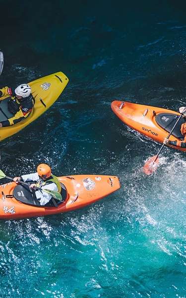 Ein Mann sitzt im Wassersporturlaub in einem Ruderboot 