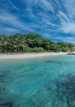 Zwei Boote schwimmen auf dem türkisblauen Wasser in Asien 
