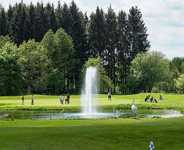Golf und Wasserfontäne